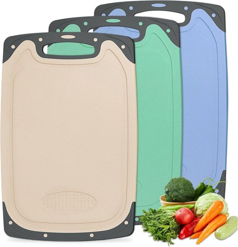 Schneidebretter aus Kunststoff, 3er-Set mit Griffen, rutschfest und antibakteriell, geeignet für Fleisch, Gemüse und Obs...