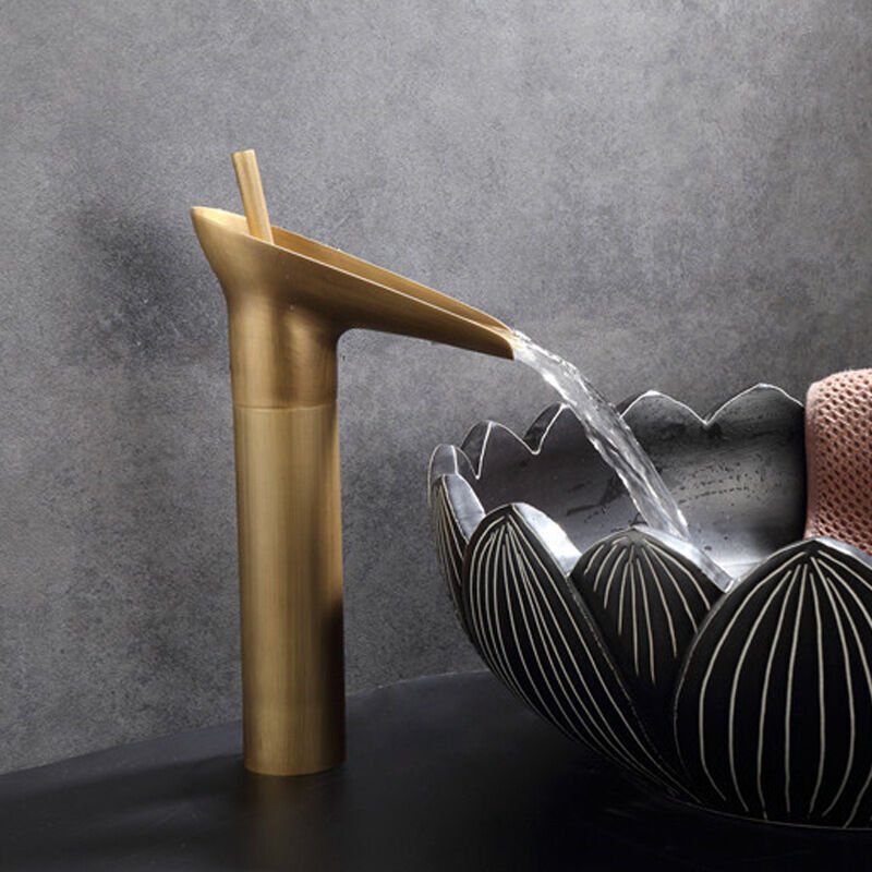 Retro-Waschtischarmatur komplett aus Kupfer mit festem Wasserfallauslauf, über dem Aufsatzwaschbecken (Antik-Stil)