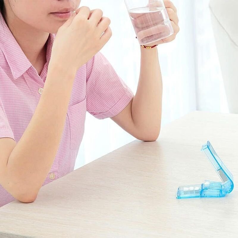 2-teiliger Tablettenteiler mit Klinge zum Halbieren von Tabletten und Pillen.