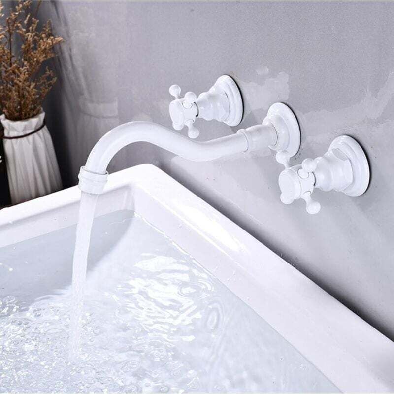 Mischbatterie aus Messing für Warm- und Kaltwasser an einem wandmontierten Waschbecken im Badezimmer