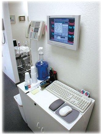 Ergotron FX30 Wandhalterung für Monitore mit VESA 75x75/100x100 mm, bis 13.6kg