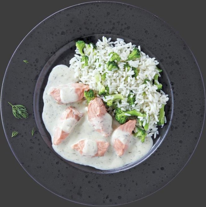 Wildlachsstücke in Dillrahmsauce mit Reis und Broccoli