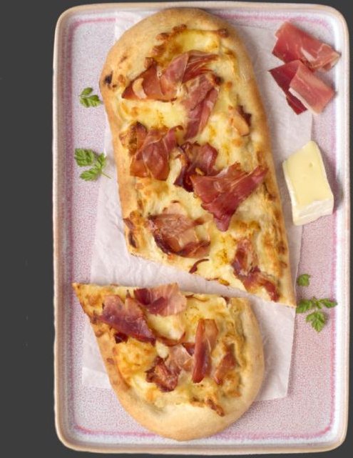 Johanns Pizza mit Brie & Speck