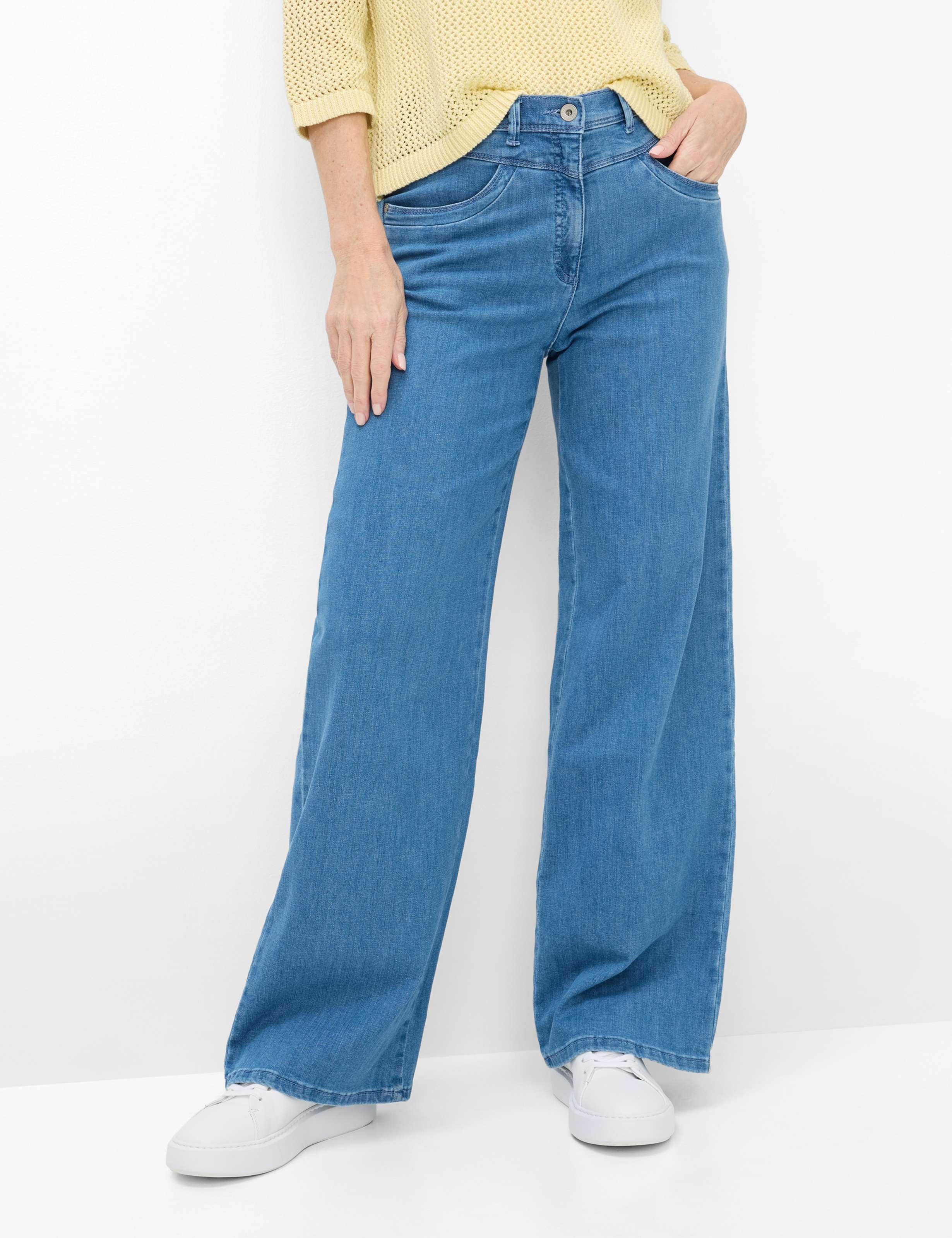 Raphaela by Brax Damen Five-Pocket-Hose Style LAURA FLARED BLEACHED, USING&BUFFIES, denim hellblau, Gr. 42