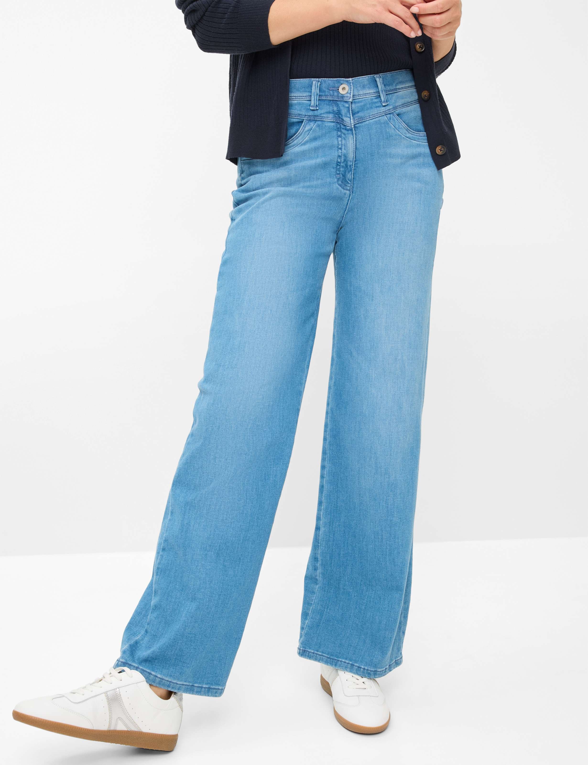 Thumbnail - Raphaela by Brax Damen Palazzohose Style LAURA FLARED BLEACHEDUSING & BUFFIES, denim hellblau, Gr. 44K