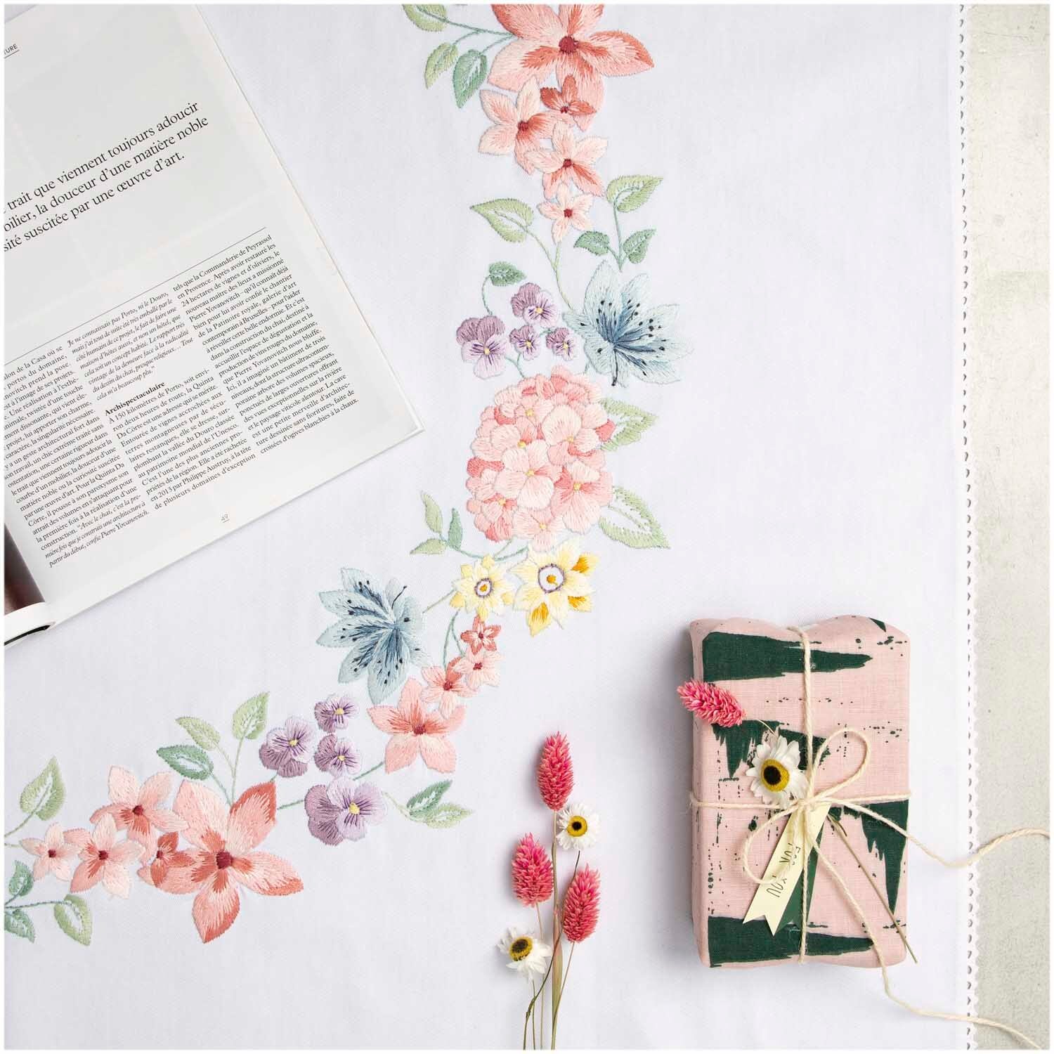 Rico Design Stickpackung Tischdecke Hortensienkranz 95x95cm