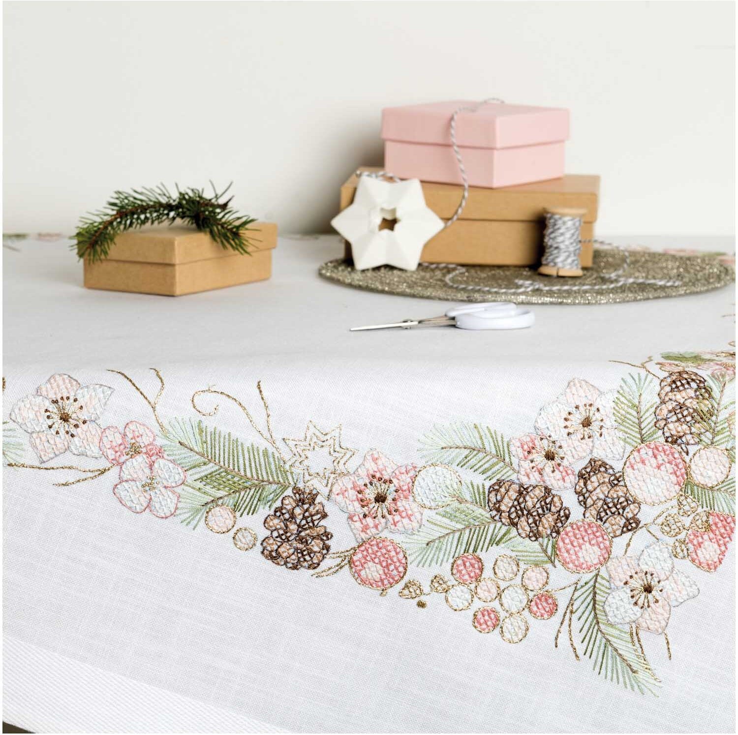 Rico Design Stickpackung Tischdecke Christrosen 90x90cm