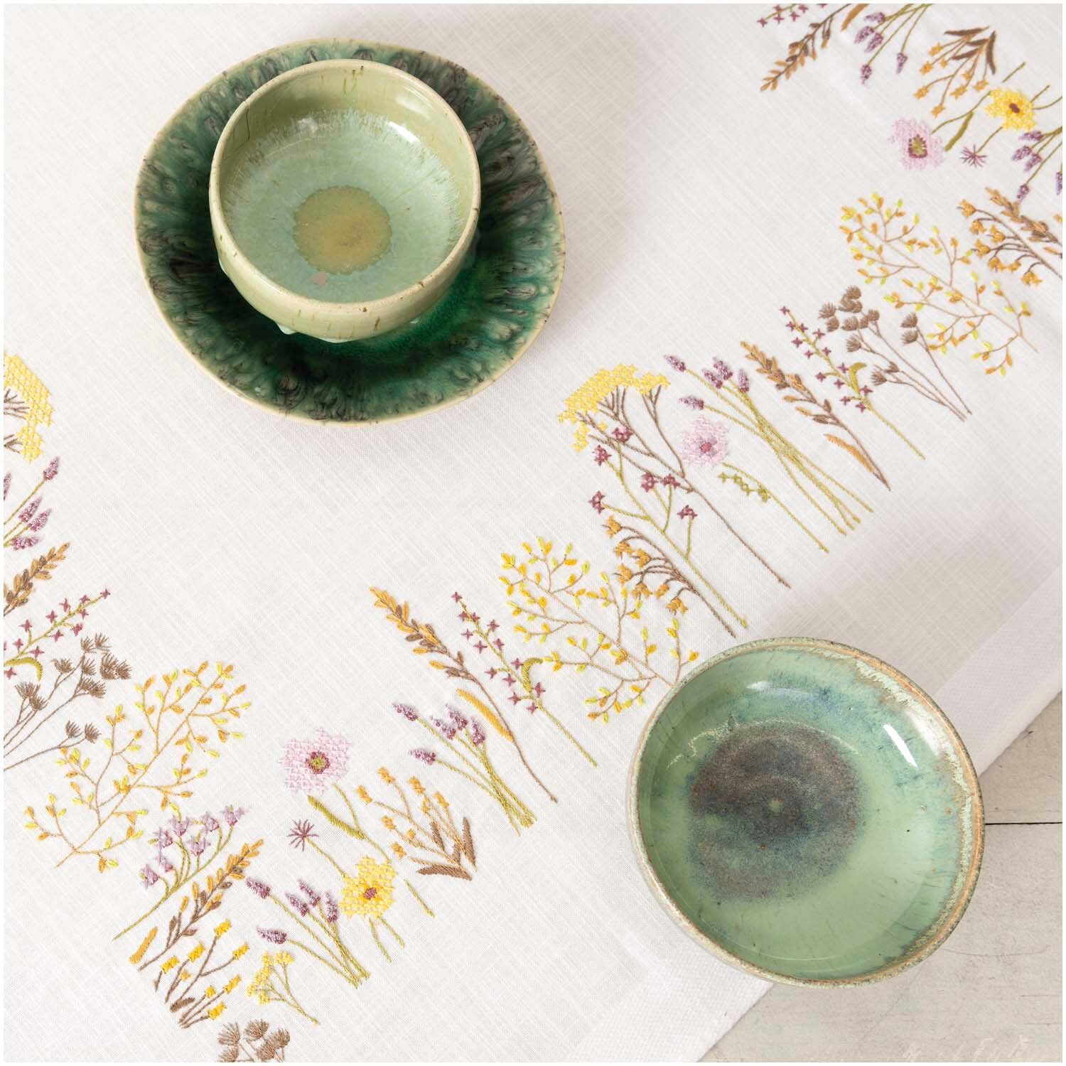 Rico Design Stickpackung Tischdecke Kräuterwiese 90x90cm