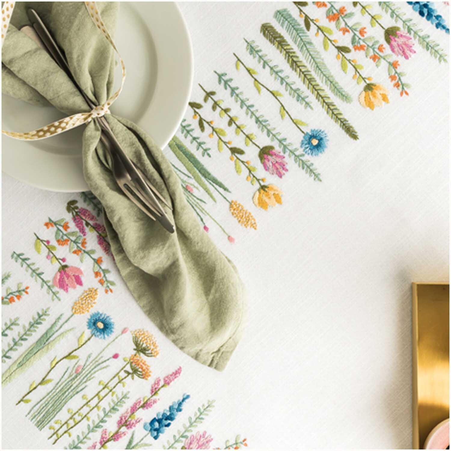 Rico Design Stickpackung Tischdecke Kräuterwiese 90x90cm