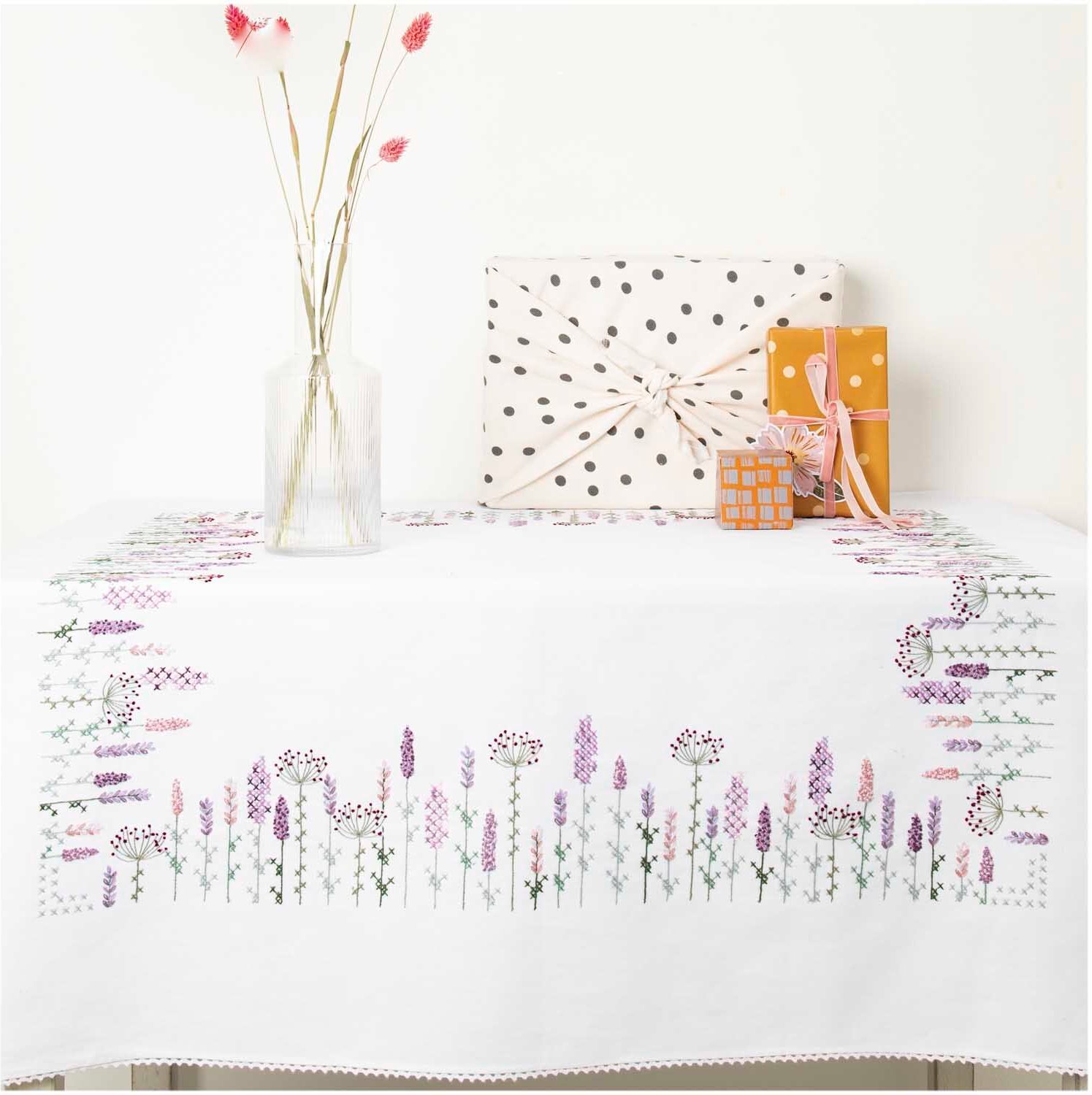 Rico Design Stickpackung Tischdecke Lavendelfeld 95x95cm