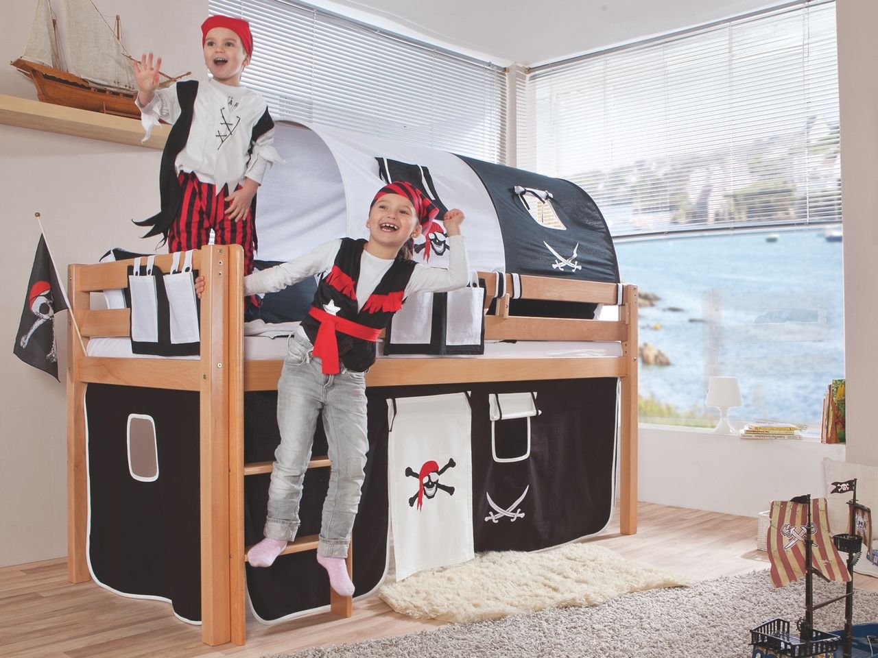 Thumbnail - Halbhohes Spielbett ALEX Buche massiv natur lackiert mit Stoffset Pirat