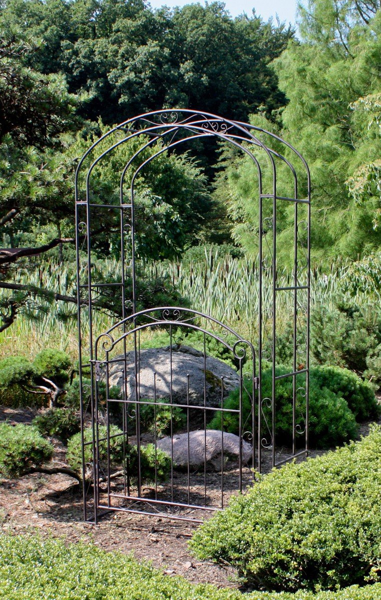 Pforte mit Rosenbogen