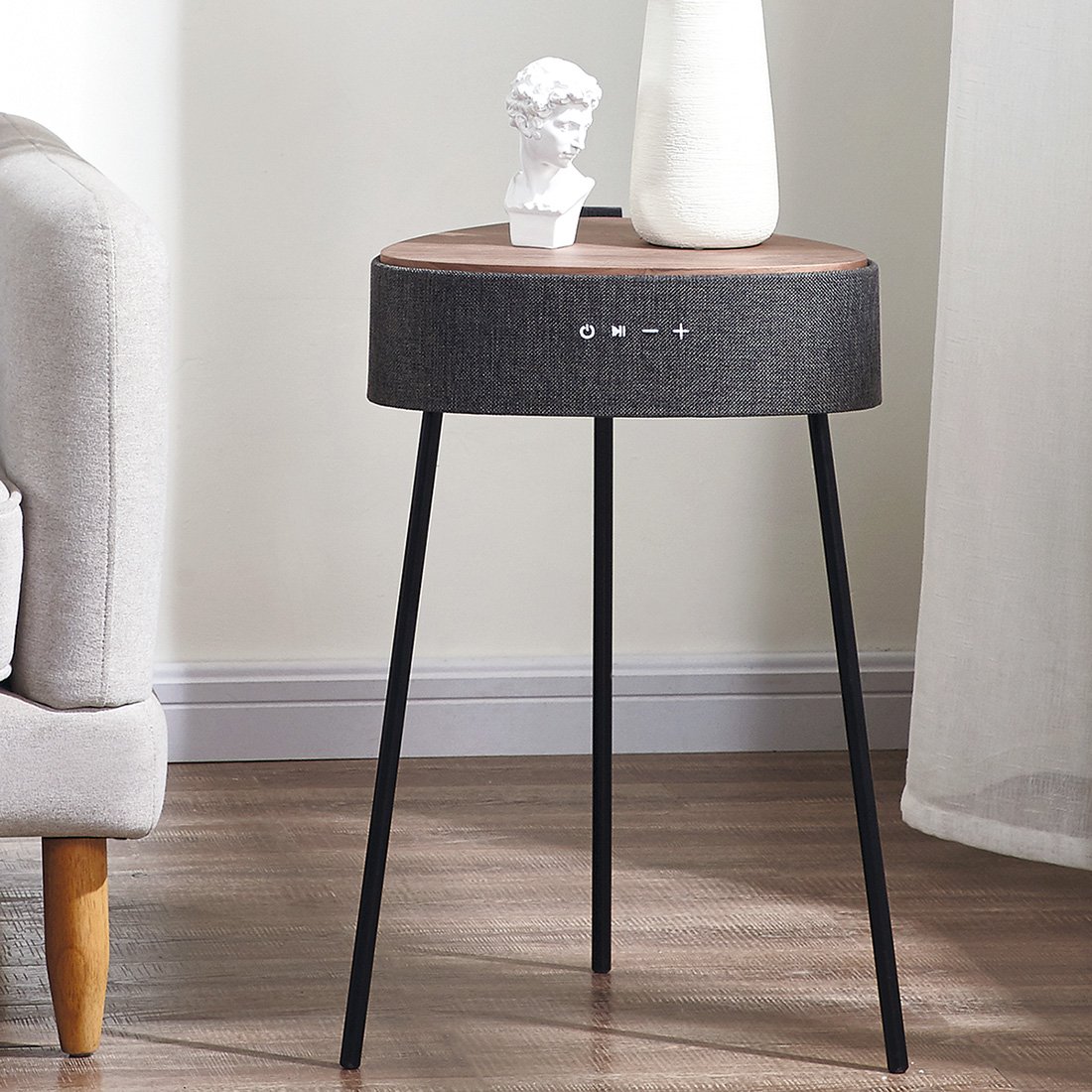 Drahtloser Lautsprecher Mesu im Tischdesign, schwarz mit Holzplatte