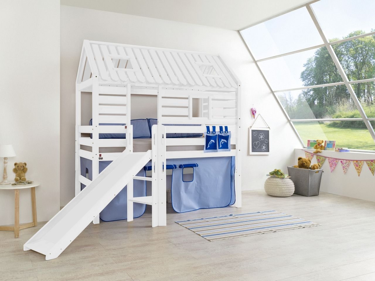 Spielbett Tom´s Hütte und Bett Eliyas mit Rutsche und Textilset, Buche massiv weiß lackiert