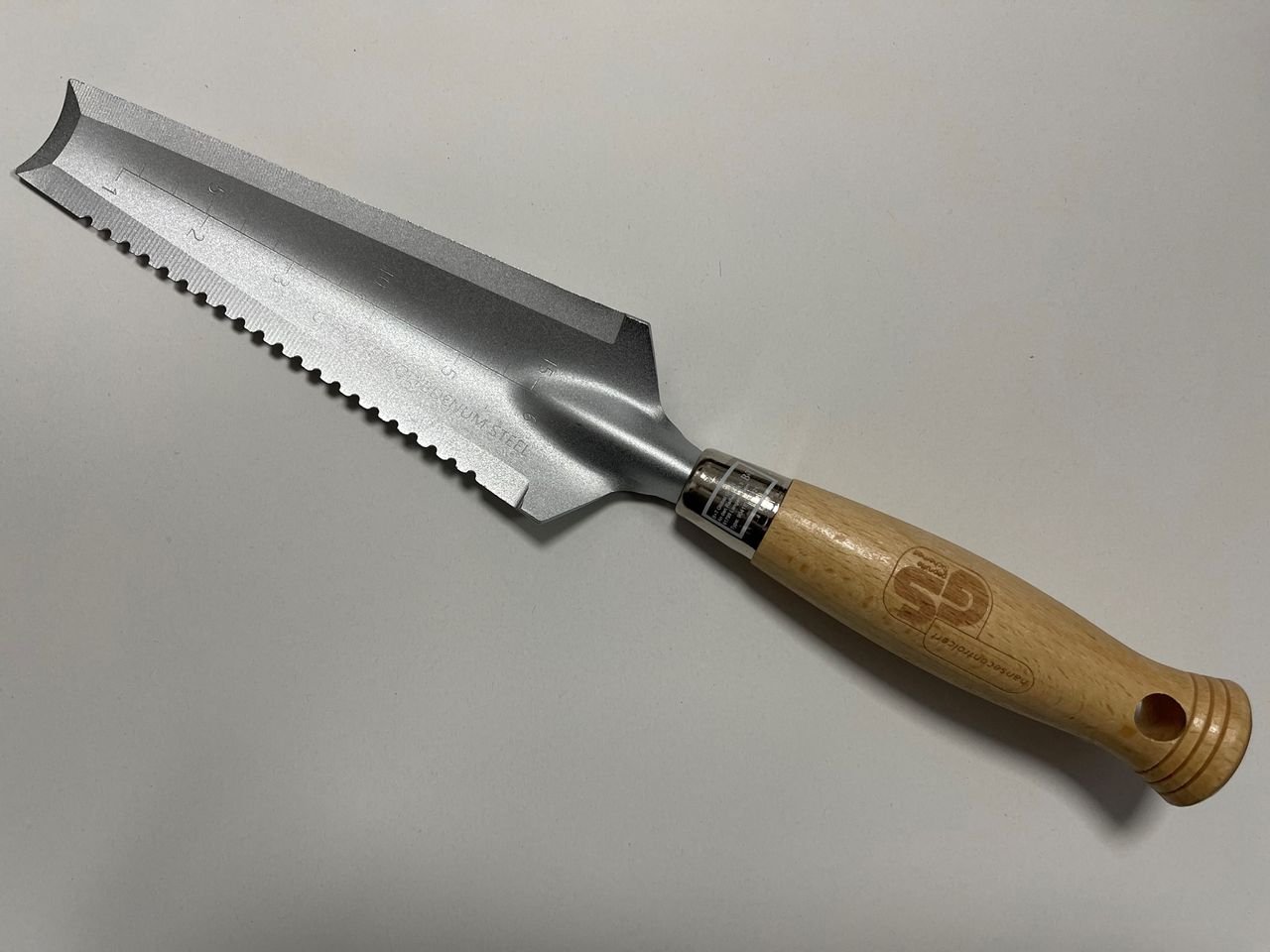 Multifunktionsschaufel mit Skala und Sägekante, ca. 340 mm – Natur