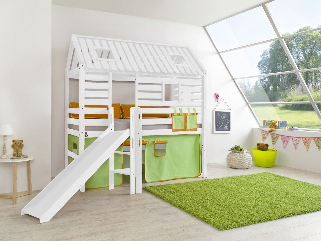 Spielbett Tom´s Hütte und Bett Eliyas mit Rutsche und Textilset, Buche massiv weiß lackiert
