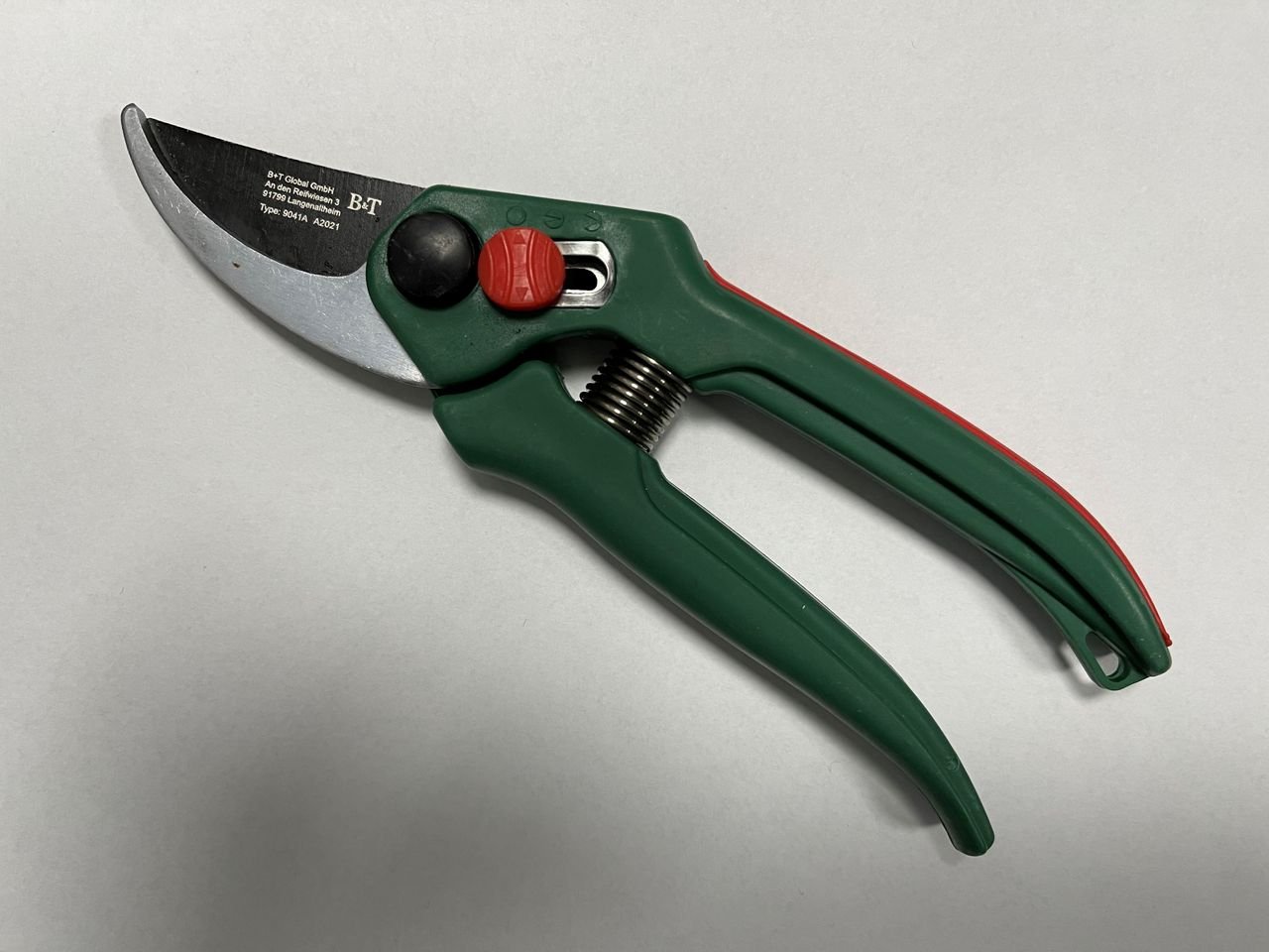 Bypass-Schere mit einstellbarem Öffnungswinkel, ca. 18,5 cm – Schwarz/Grün