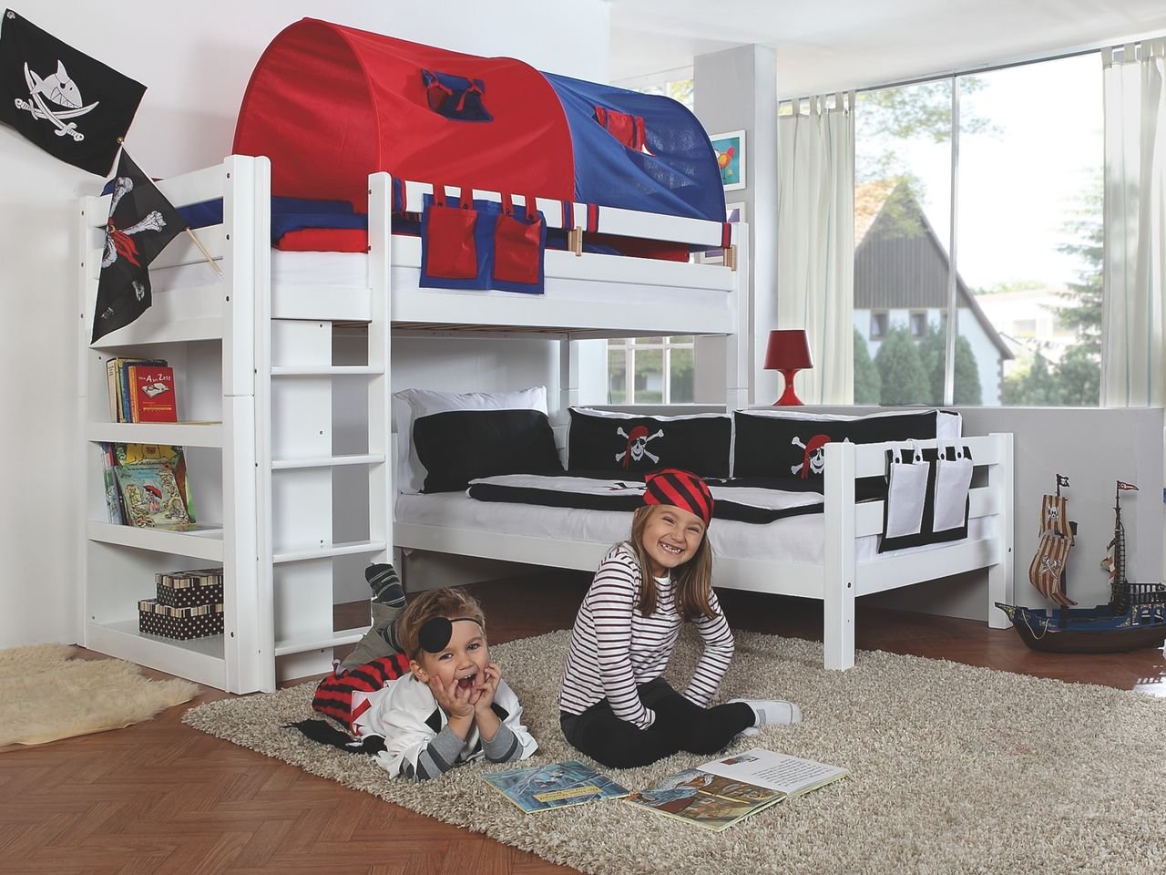 Etagenbett BENI L Buche massiv weiß lackiert, 2 Liegeflächen über Eck, mit Stoffset blau/rot