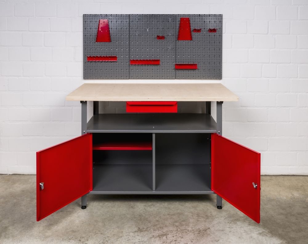 Werkstatteinrichtung 3: 1 x Kreher Werkzeugwand mit 14tlg. Hakenset + 1 Kreher Werkbank mit zwei Türen