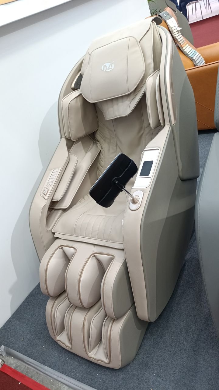 Elektrischer Massagesessel mit Airbag & 2D-Massage-Mechanismus, Lautsprecher & Touchscreen-Display