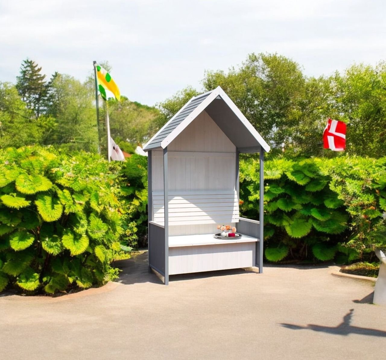 Laubenbank mit Holzdach und Sitzbank