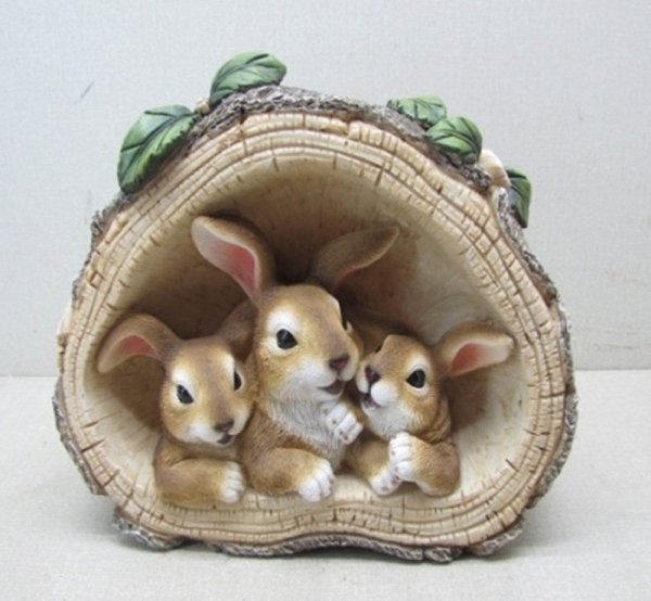Dekofigur Hasen Familie im Baumstamm