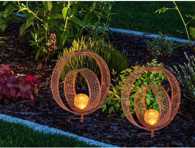 Meinewunschleuchte - 2er Set led Solarleuchten Dekorstanzungen in Rostoptik & Glaskugel, h 42cm