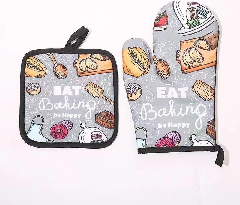 Weihnachtliches Ofenhandschuh-Set, rot-weiß kariert, mit Weihnachtsmann-Motiv (grau).