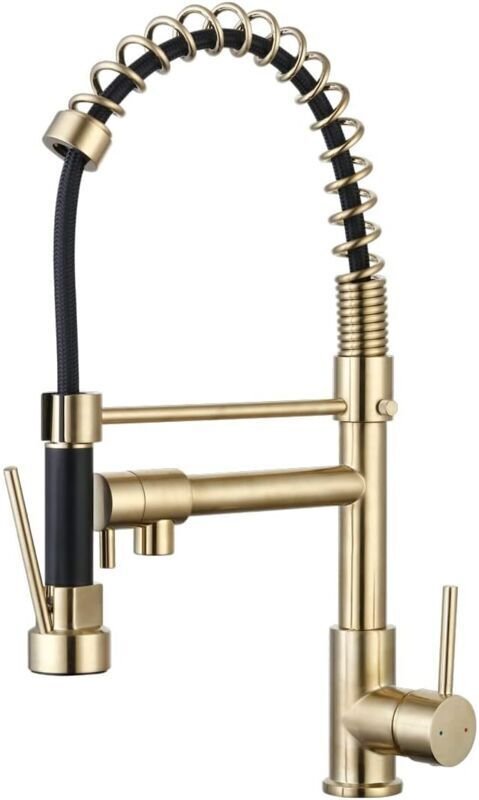 Goldene Spültischarmatur mit Ausziehbrause