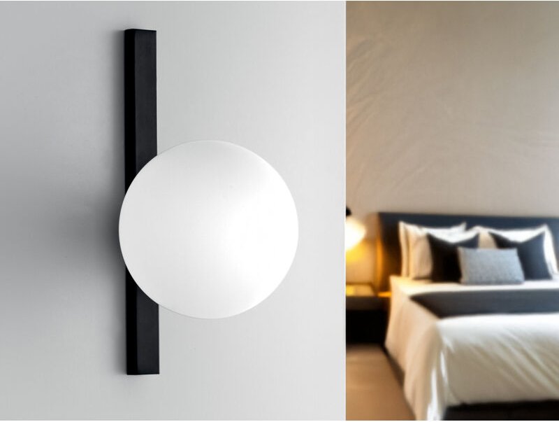 LED Wandleuchte 1-flammig Schwarz mit Glaskugel Opalweiß, Höhe 28cm