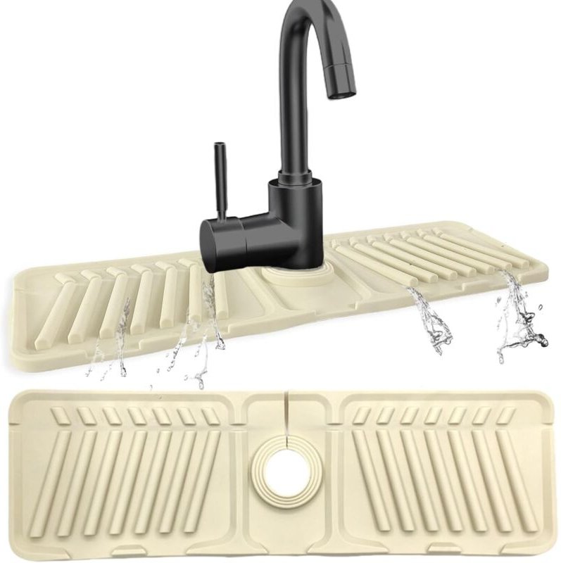 Cremefarbene Silikon-Waschmatte 44×14 cm, mit ausschneidbaren Löchern, 7° Neigung.