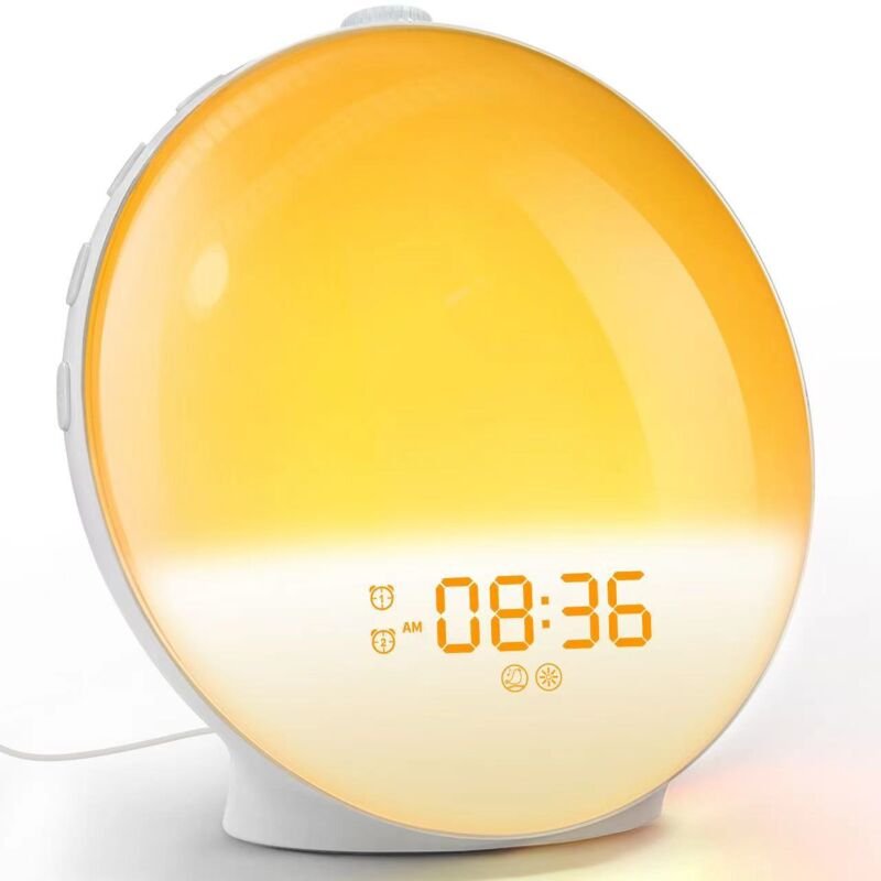Orologio elettronico a LED con luce integrata, modello con spina USB e effetto alba.