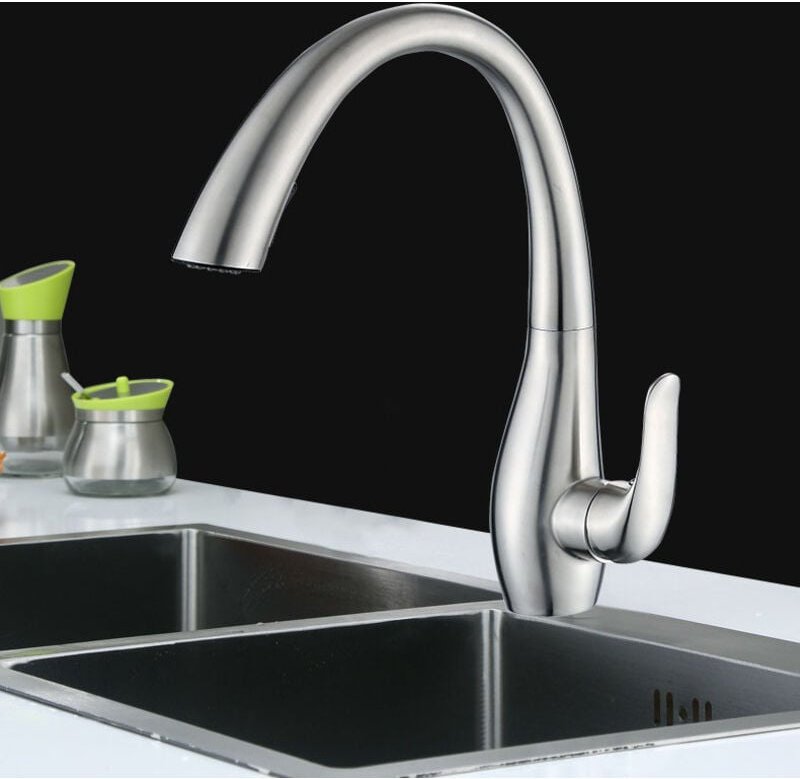 Professionelle Küchenarmatur mit 360° schwenkbarem Auslauf, Einhebelmischer und Zweifunktionsbrause