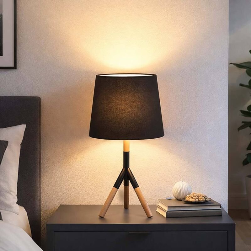 LED Tischleuchte Textilschirm schwarz Nachttischleuchte 3-Bein Schlafzimmerlampe Holzoptik, 9W 810Lm warmweiß, DxH 25x45...