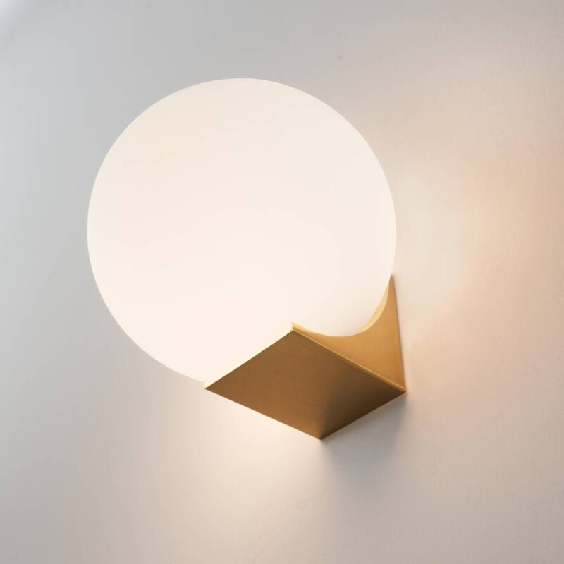 Minimalistische Wandleuchte mit weißer Kugel auf goldenem Sockel - Kandi