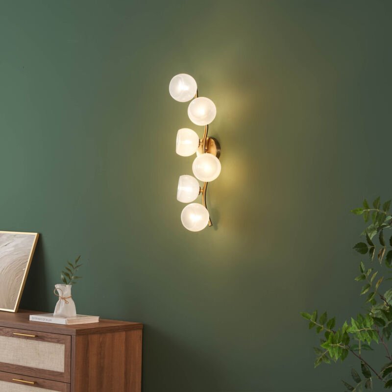 Wandleuchte mit glänzend weißen Schirmen auf goldener Welle - Isalina