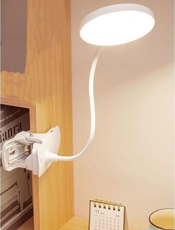 Dies ist eine Schreibtischlampe für Studentenwohnheime, eine dimmbare Leselampe mit Klemme und Ladeanschluss, geeignet z...