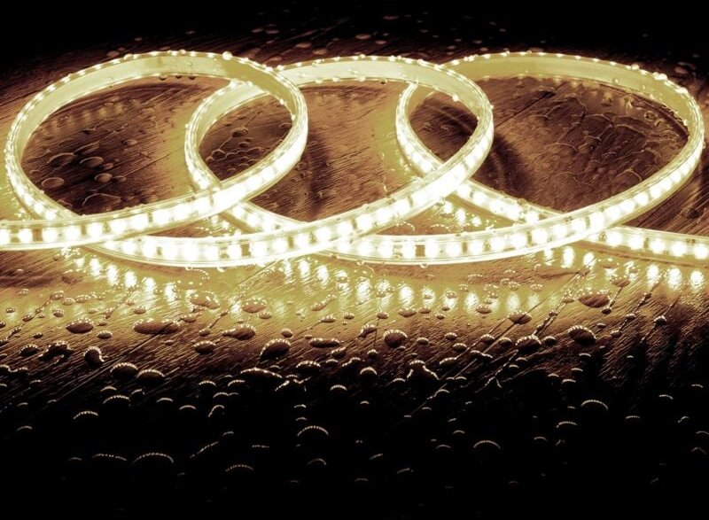 Ledkia - LED-Streifen Dimmbar 220V SMD2835 Ohne Gleichrichter 120LED/m 1000 lm/m Breite 12mm IP65 Schnitt alle 10cm nach...