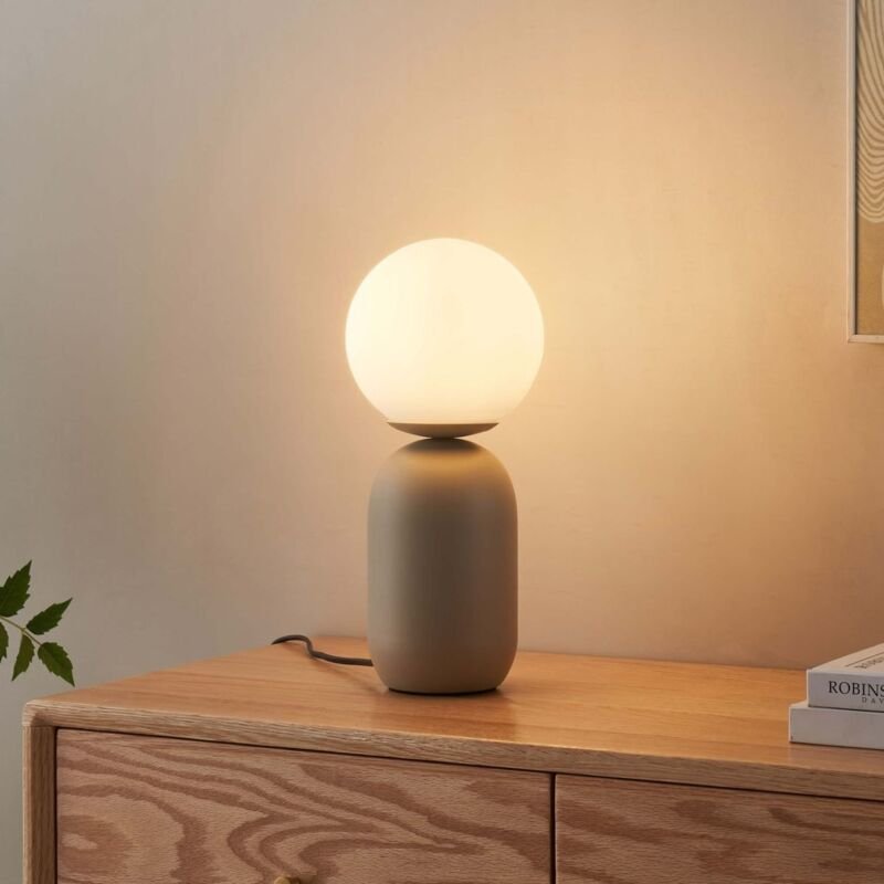 Kleine Tischleuchte in Taupe mit weißer Kugel - Sley