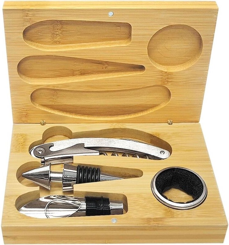 Set mit 4 Rotweinflaschenöffnern aus Bambus und Holz, bestehend aus 4 Flaschenöffnern und Weinflaschen.