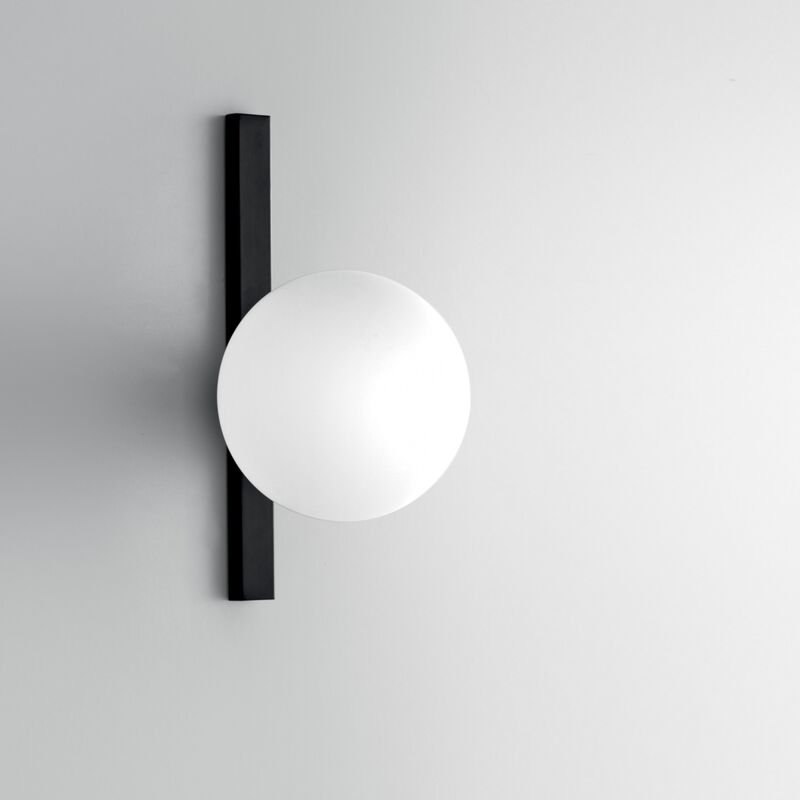Schwarze Metall-Wandleuchte mit weißem Glaskugel Licht Enoire