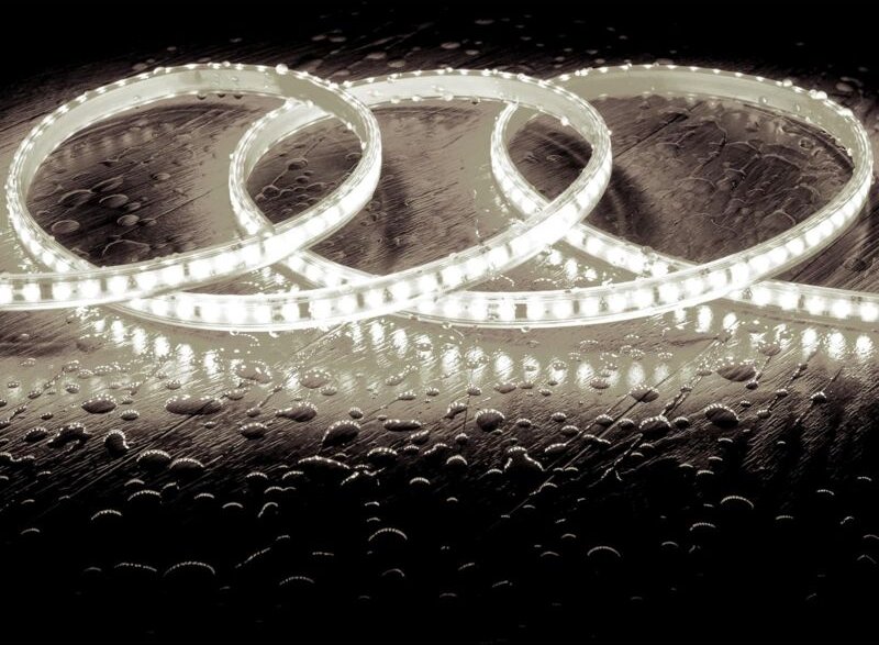 Ledkia - LED-Streifen Dimmbar 220V SMD2835 Ohne Gleichrichter 120LED/m 1000 lm/m Breite 12mm IP65 Schnitt alle 10cm nach...