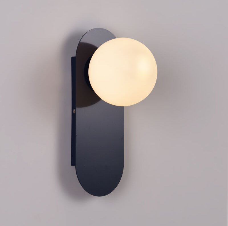 Wandleuchte „Brian“ mit Opalglaskugel - E27