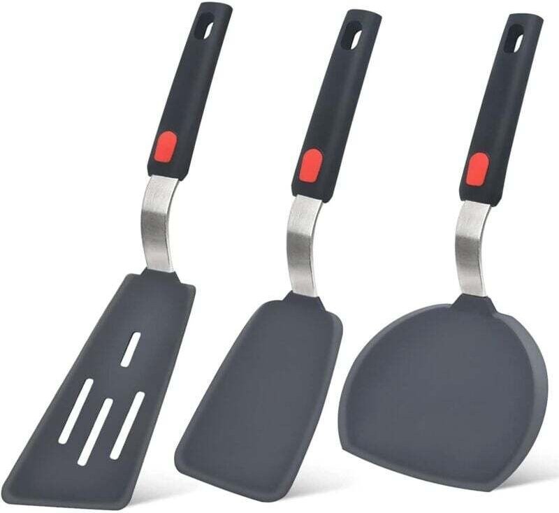 Cette spatule en silicone résistante à la chaleur est conçue pour les poêles antiadhésives, est sans BPA et peut être ut...