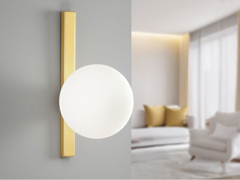 LED Wandleuchte 1-flammig Gold mit Glaskugel Opalweiß, Höhe 28cm