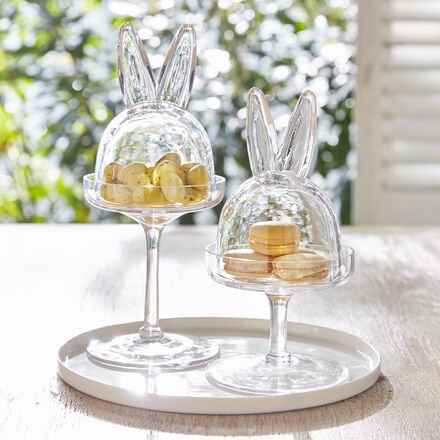 Glas-Cloche mit Hasenohren auf Etagere, 29 cm hoch