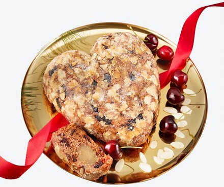 Christstollen in Herzform 750 g - Handgefertigt, mit Süßkirschen & Marzipan, fruchtig-nussig, Weihnachtsgebäck, Geschenk...
