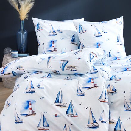 Satin-Bettwäsche Segler - 100 % Mako-Baumwolle, maritimes Allover-Motiv auf Weiß, 135/200 + 80/80 cm