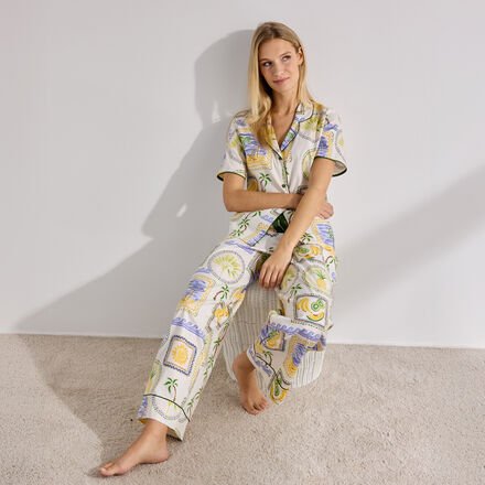 Pyjama - 60 % Baumwolle, 40 % Modal, Länge Oberteil ca. 64 cm, Beinlänge ca. 100 cm, Buntes Motiv auf hellem Grund - Grö...