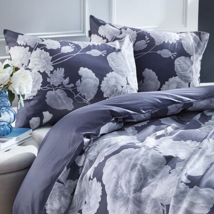 Thumbnail - Satin-Bettwäsche Midnight Rose - 100 % Baumwolle, 135/200 + 80/80 cm, Blumenmuster, Weiß/Mitternachtsblau